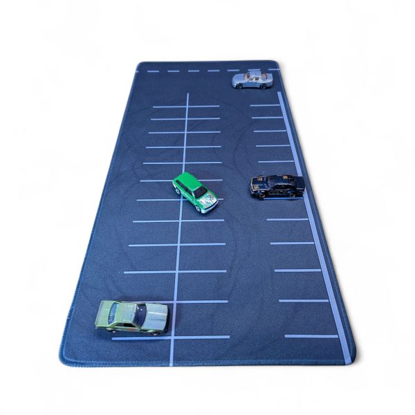 PXL_20251013_181008740 (1) Mata kolekcjonerska Parking 60x30 cm – podkładka pod modele Hot Wheels 1:64